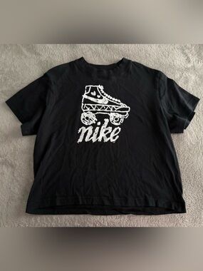 Nike Rollerskate Tee Cropped Girls Sz Large (10) in black